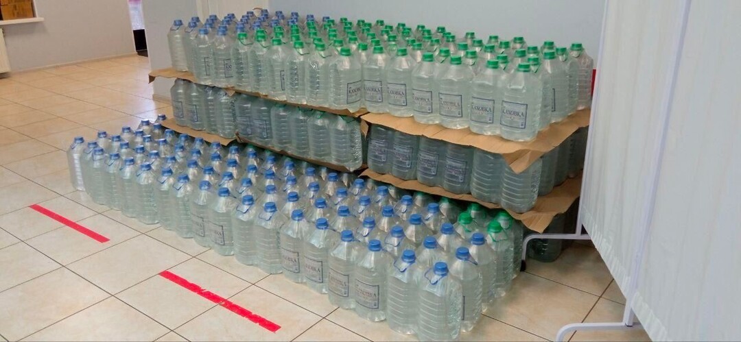 Гуманитарный штаб ЕР передал 100 литров питьевой воды для жителей Алешкинского МО
