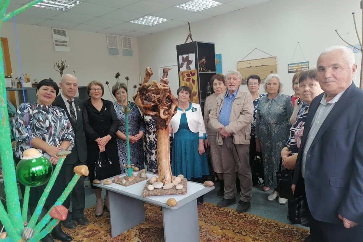   Председатель ППО СОШ №20 Е.Ю. Бикчантаева (первая слева) организовала экскурсии для ветеранов педагогического труда в новые школьные музеи: Музей Камы и Музей природы и чудес перед торжественной церемонией, приуроченной к 50-летию учебного заведения. Фото: архив ППО МБОУ «СОШ №20» г. Н.Челны