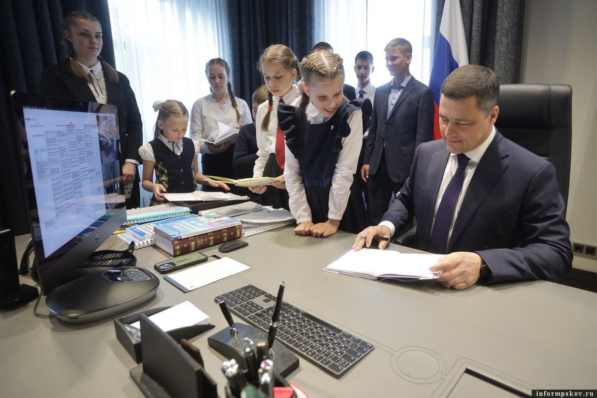 Губернатор Михаил Ведерников и участники акции «Губернаторский дневник». Фото: ПАИ