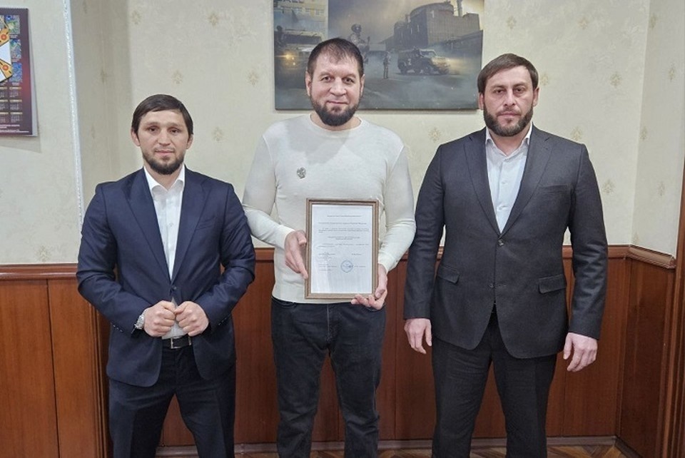    Александр Емельяненко стал первым бойцом ММА, удостоенным этого почетного звания в Ингушетии. Фото: пресс-служба правительства РИ.