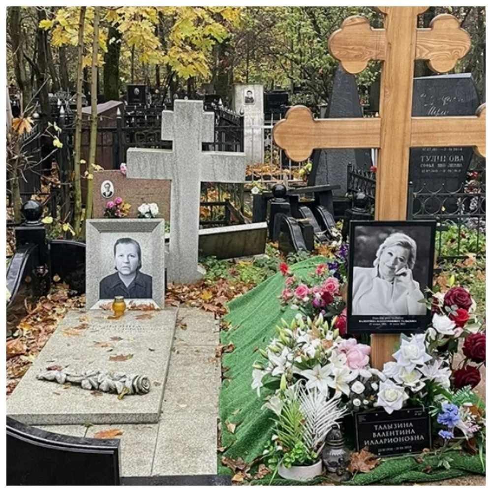 Обе женщины – мать Анастасия Трифоновна (слева) и её дочь Валентина Илларионовна – лежат буквально в метре друг от друга, но судьба у их захоронений разная