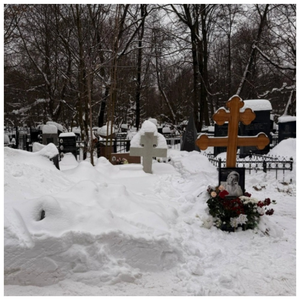 Рядом слева, где покоится её мама – сплошной сугроб, даже креста толком не видать.