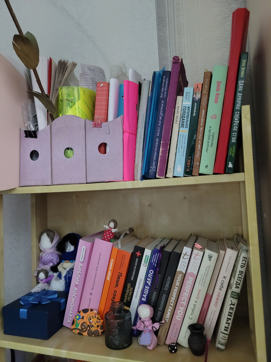 Мой глаз радуется, глядя на мой стеллаж