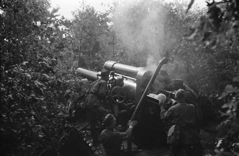 Расчет советской 203-мм гаубицы Б-4 на окраине Воронежа. Автор: Семен Фридлянд