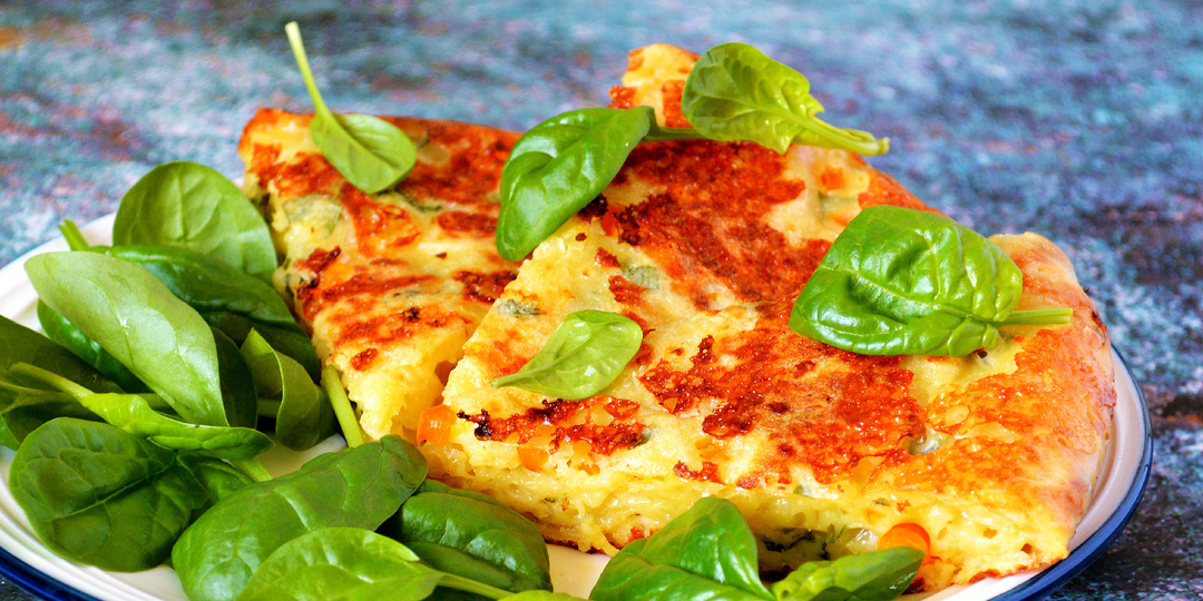 Лепешки получаются очень вкусные с хрустящей корочкой, а по вкусу как хачапури, только готовятся быстрее и гораздо проще