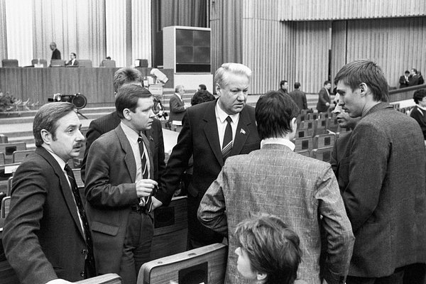 Члены Межрегиональной депутатской группы Верховного Совета СССР. Первый слева - Виктор Ярошенко