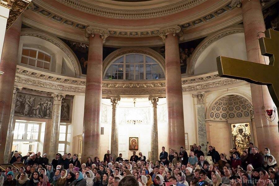 Участие в молебне о создании семьи до знакомства, который совершал епископ Пантелеймон, январь 2024 г. На фото — беседа с владыкой после молебна