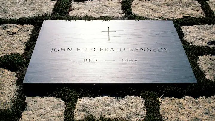 Могила 35-го президента США Джона Ф. Кеннеди...