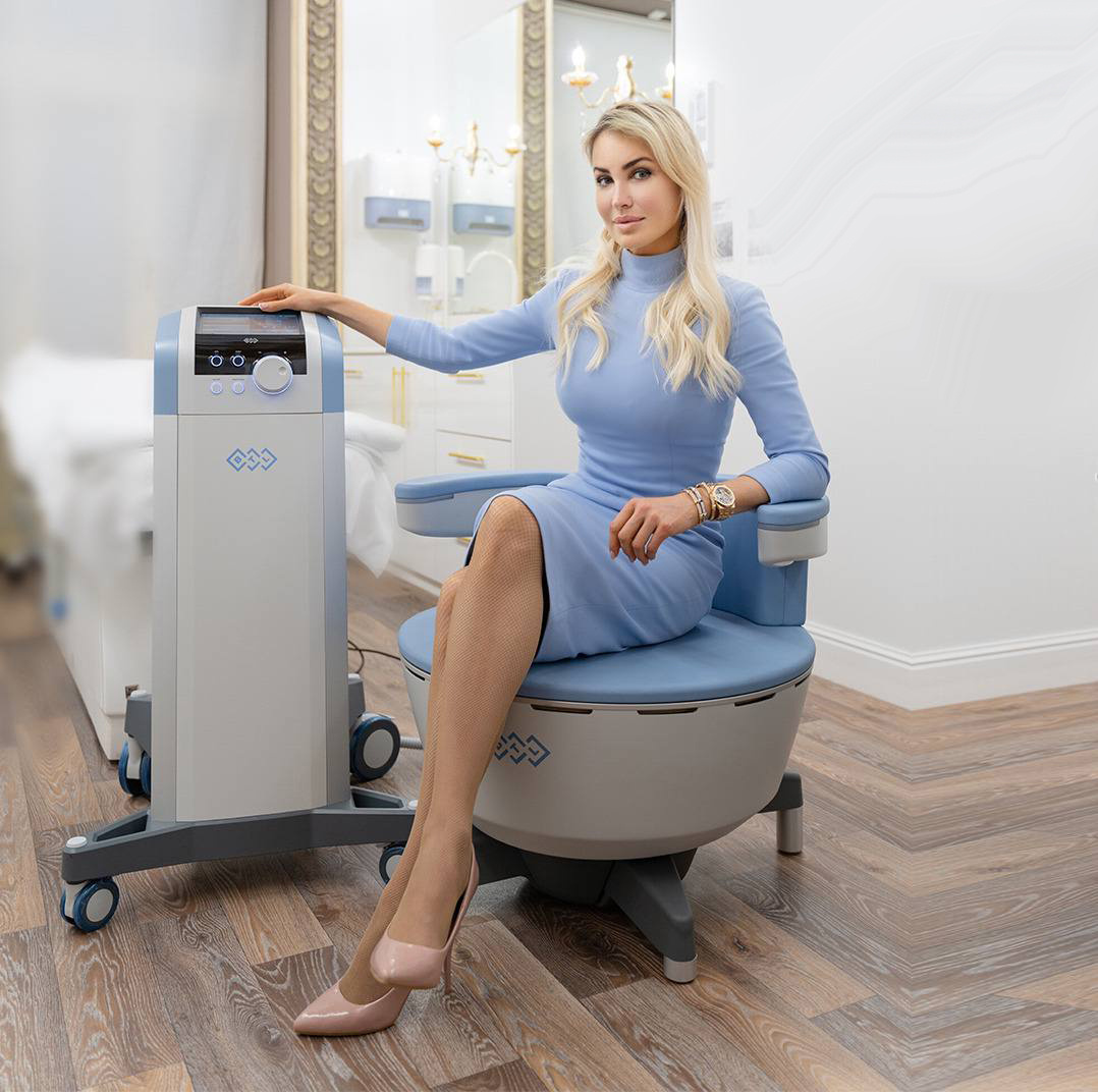 Алёна Саромыцкая, врач дерматолог, косметолог высшей категории, основатель сети клиник эстетической медицины Professional, сертифицированный тренер ведущих европейских компаний, преподаватель кадавер курса Университета Максимилиана Людвига (Германия), член американской Ассоциации специалистов по лазерной хирургии ASLM, действующий спикер российских и международных конгрессов по эстетической медицине и косметологии, бьюти-эксперт ведущих федеральных СМИ