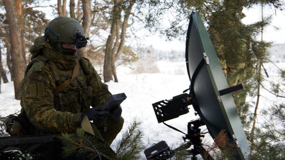    Боец группировки войск «Север» настраивает спутниковую связь в зоне СВО / Фото: Марат Чернышов