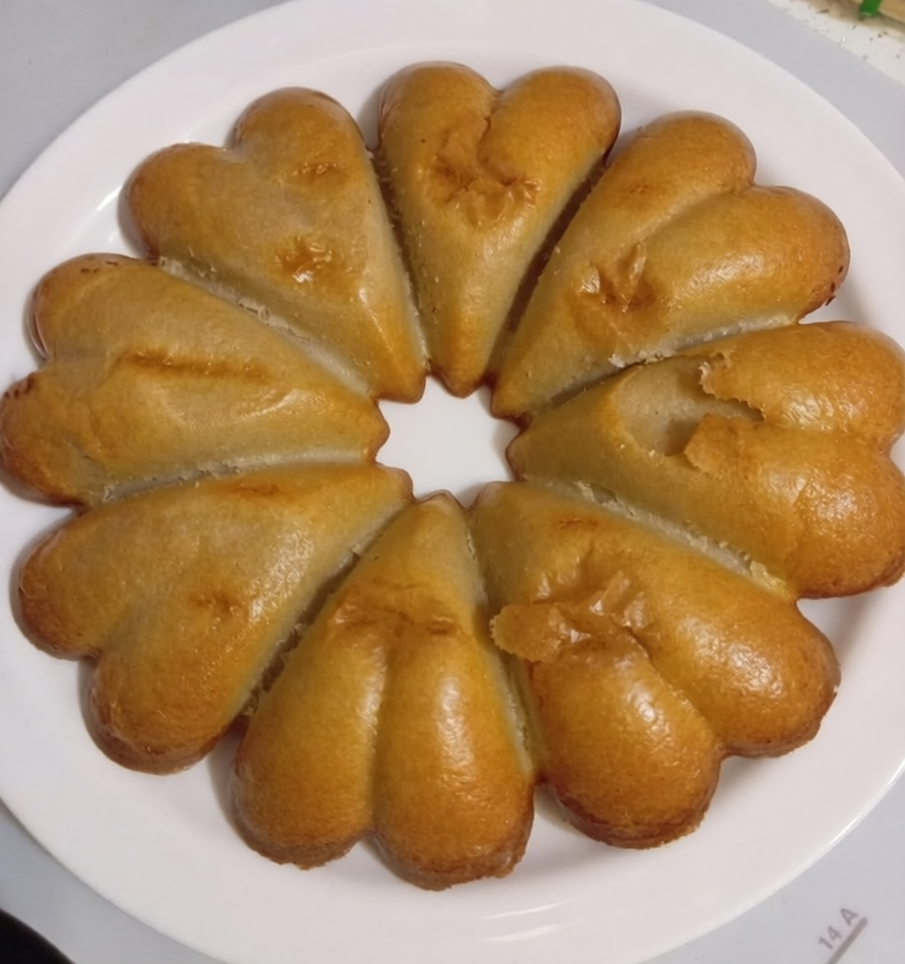 При заливке в форму попал воздух, но нам вроде и не на выставку, а на вкус неровности не повлияли