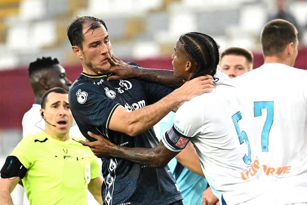    Футболисты "Динамо" (в темной форме) и "Зенита" не щадили друг друга. / РИА Новости