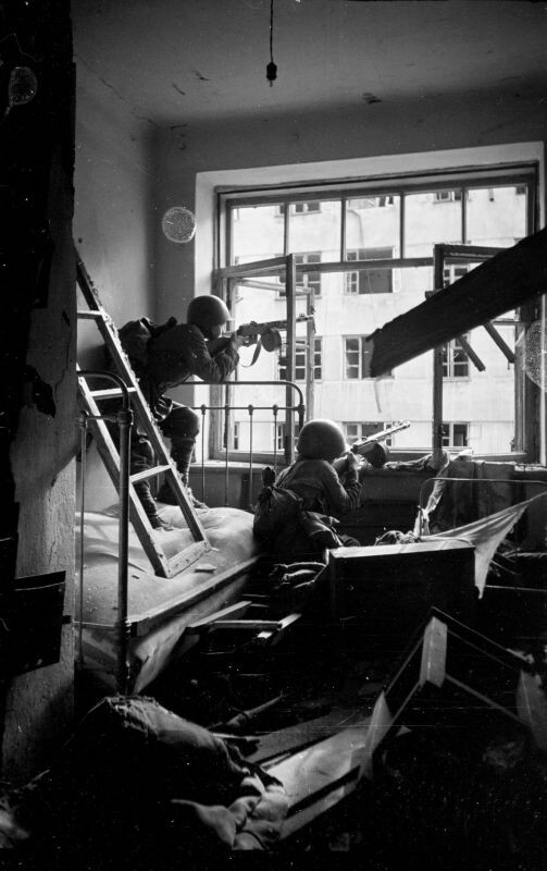 Красноармейцы ведут бой из окна дома в Воронеже