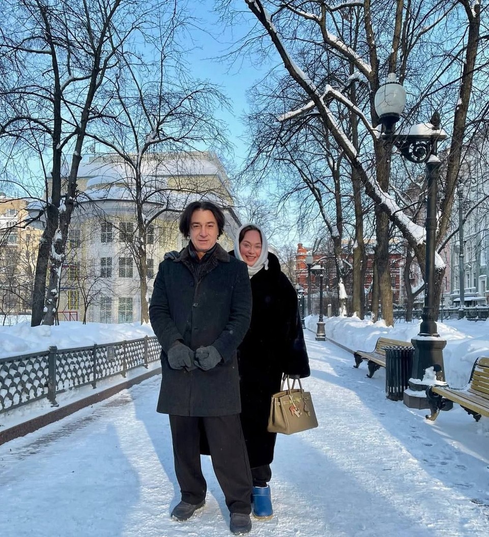    Актриса спряталась за спиной Эвклида Кюрдзидиса Личная страница героя публикации в соцсети