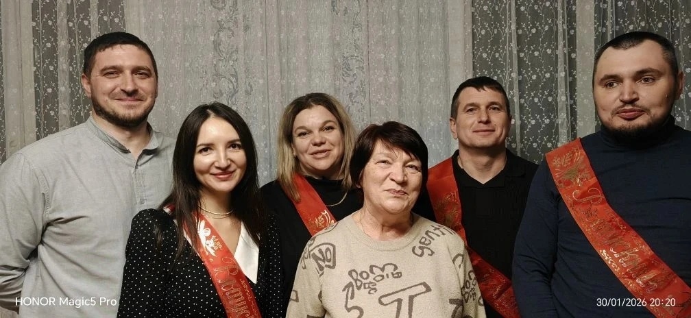 Выпускники 2006 года. Их было раза в три больше. Многие далеко живут, не приехали.