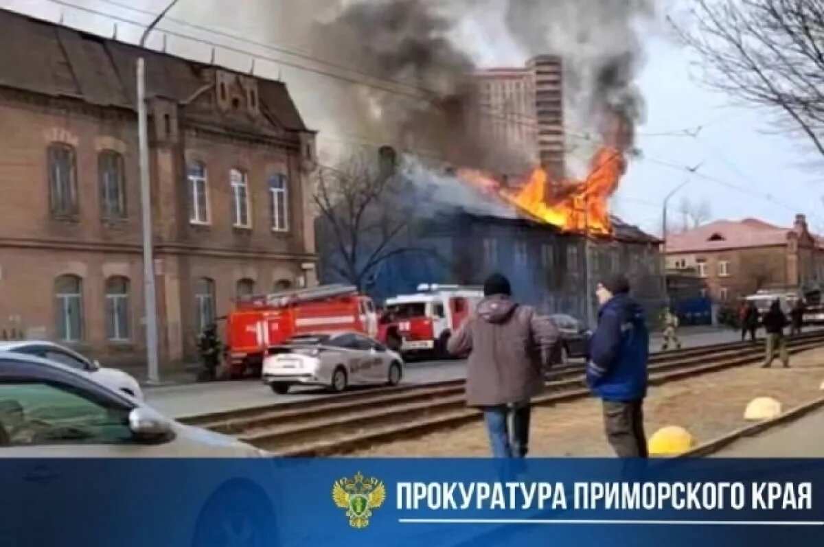    Когда прибыли пожарные, горела крыша и фасад здания.