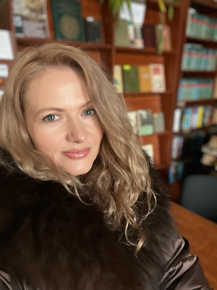 Я в Морской библиотеке им. М.П. Лазарева города Севастополь. Сотрудники снабдили меня чудесной книгой «Карьера Федота Клокачева», в которой описана подробная биография вице-адмирала Клокачева. Иллюстрировала статью я сама с помощью ИИ