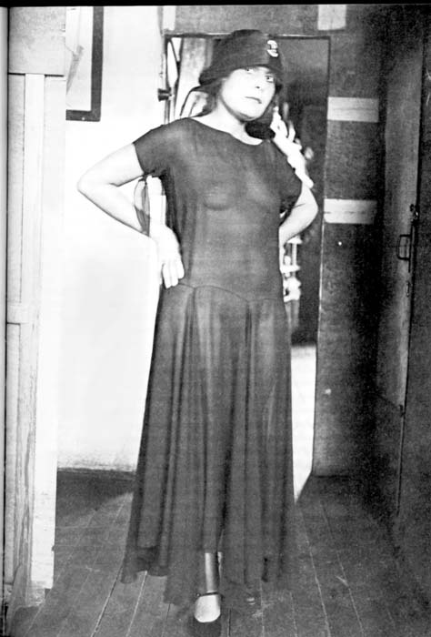 Современная женщина позирует в 1924 г. современному фотографу Александру Родченко