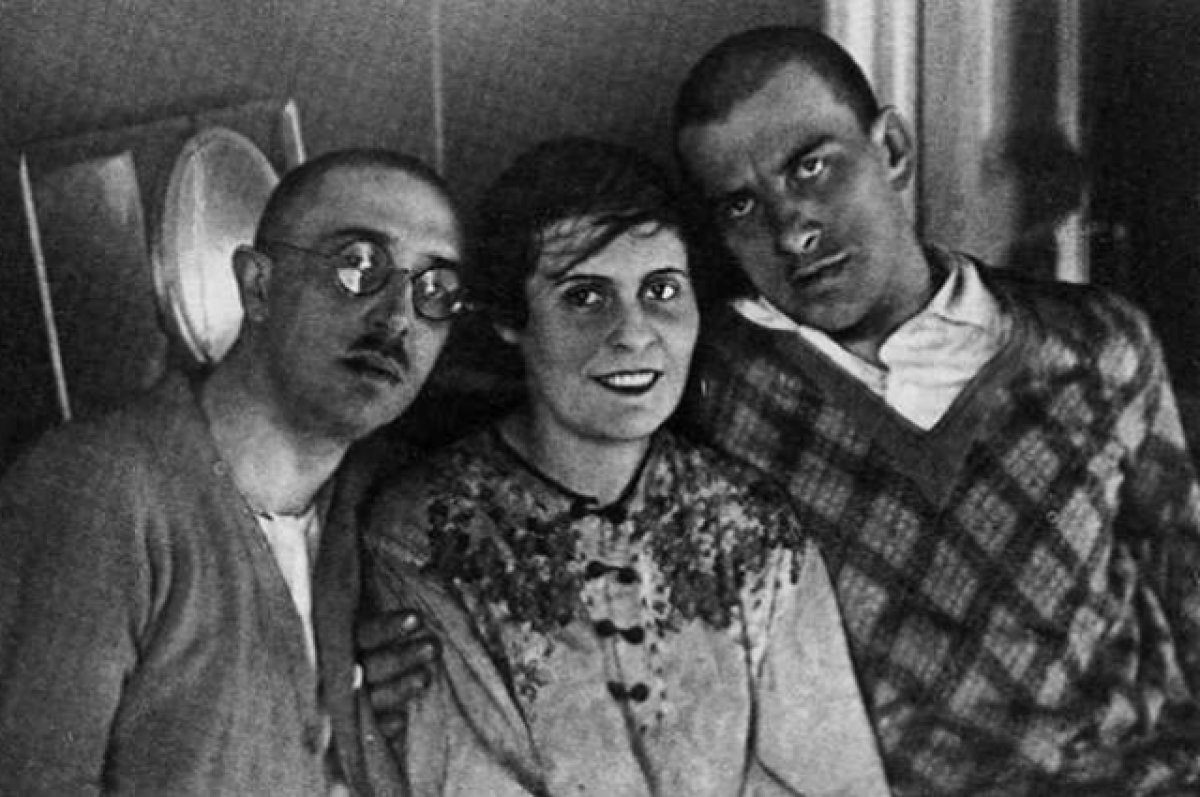 Лиля Брик с мужем Осипом и Маяковским