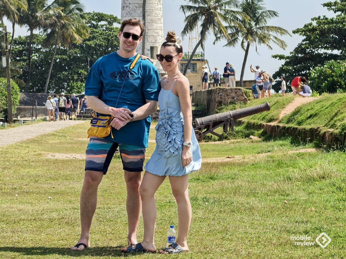 На фото нажимаю кнопку на часах.