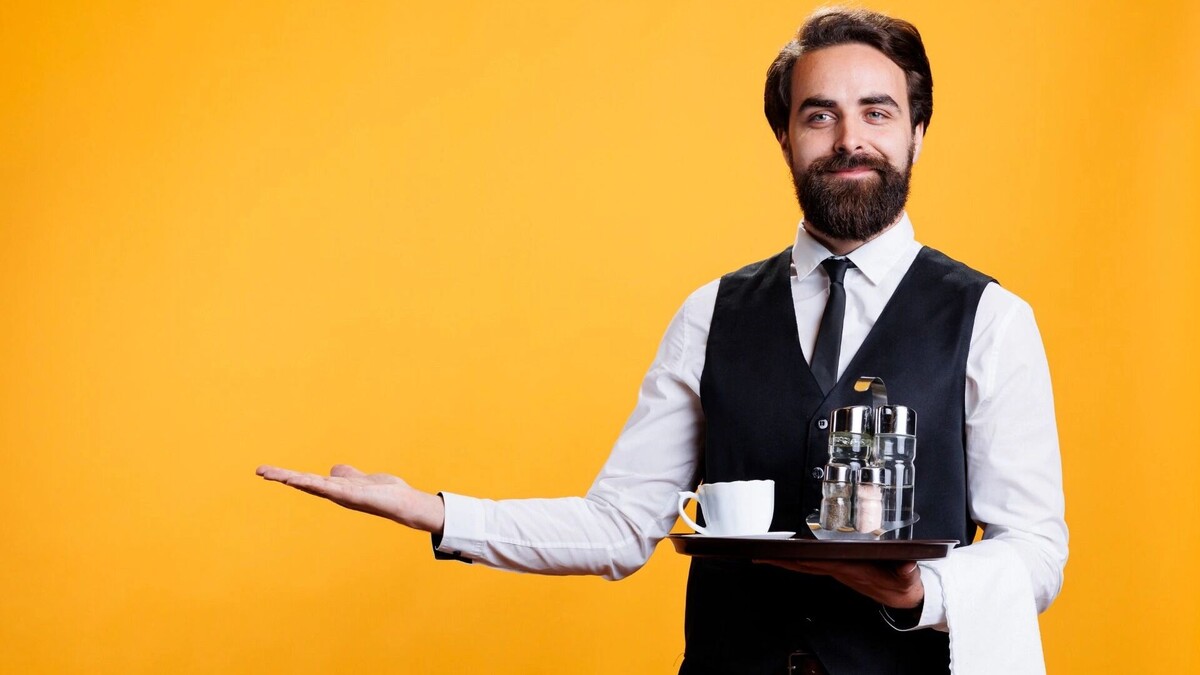    официант   freepik.com