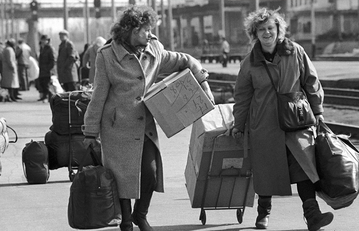 Барсетки и ещё 7 вещей, которые напоминают нам о модных 90-х