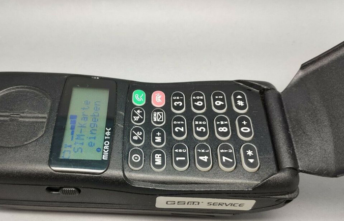 Телефон-раскладушка был символом роскоши. / Фото: pikabu.ru