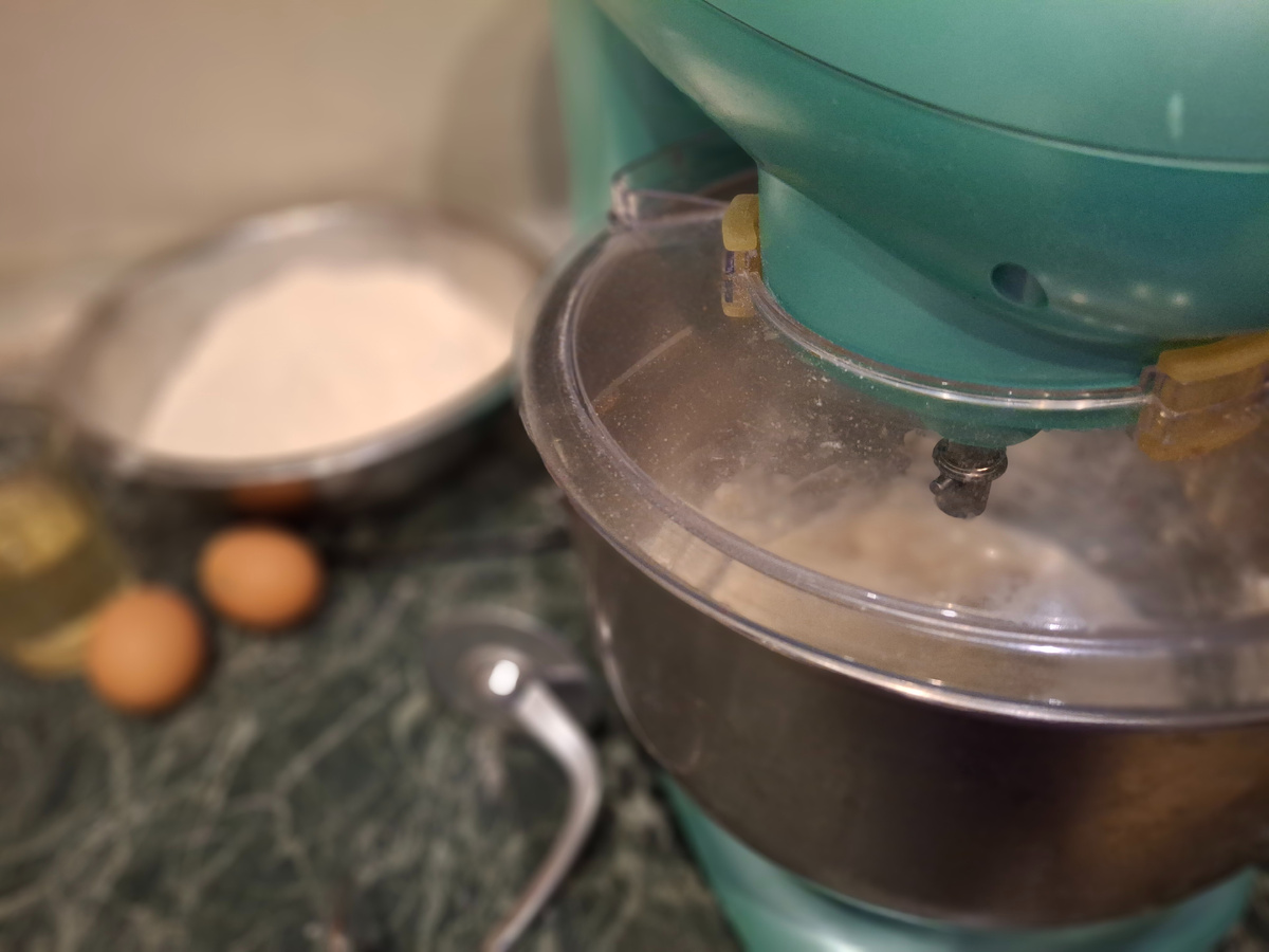 Готовлю опару сразу в миксере. Фотография сделана автором