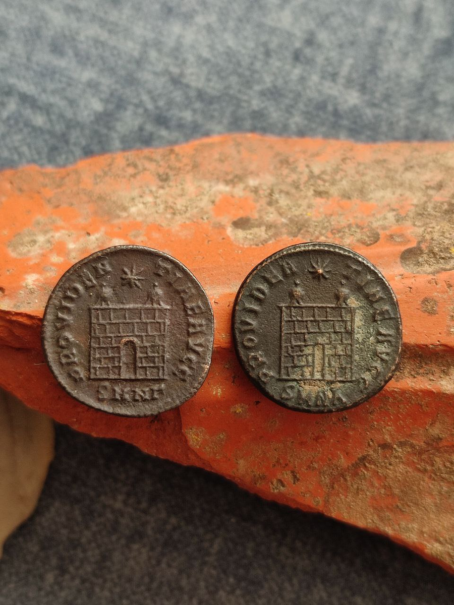 Античные монеты с изображением ворот военного лагеря