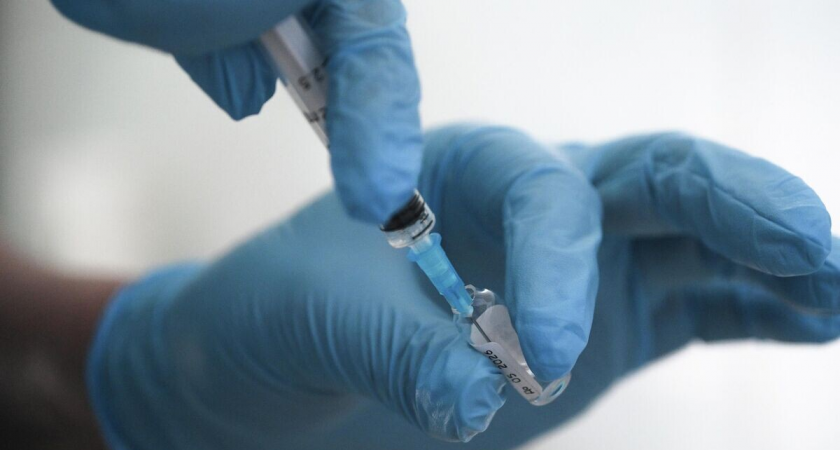    Медработник с вакциной | © РИА Новости / Александр Кряжев