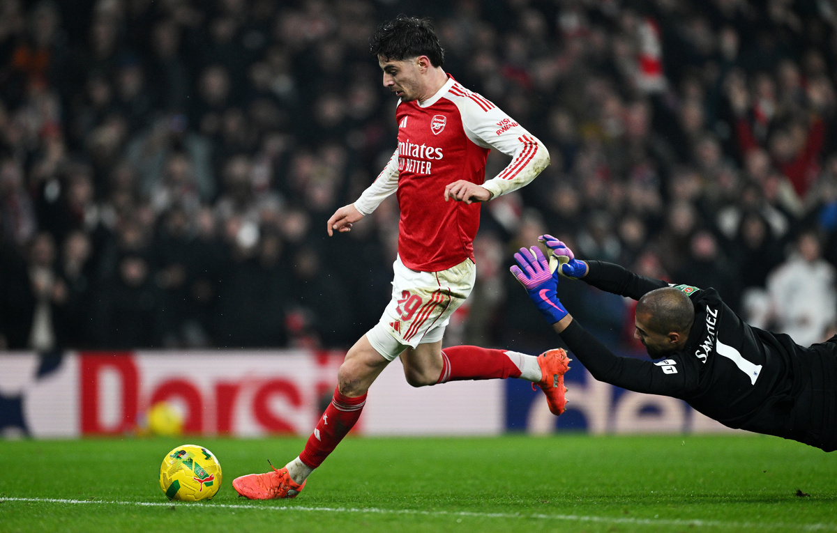    Нападающий "Арсенала" Кай Хаверц и вратарь "Челси" Роберт Санчес  Mike Hewitt/Getty Images