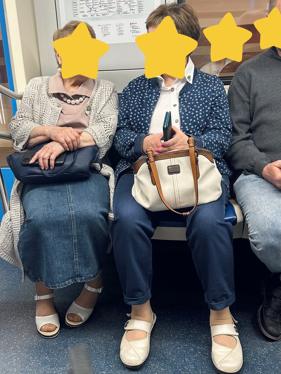 Это было субботнее летнее утро. Вот таких дам серебряного возраста я встретила в метро. Их образы - это про уважение к себе и к окружающим.