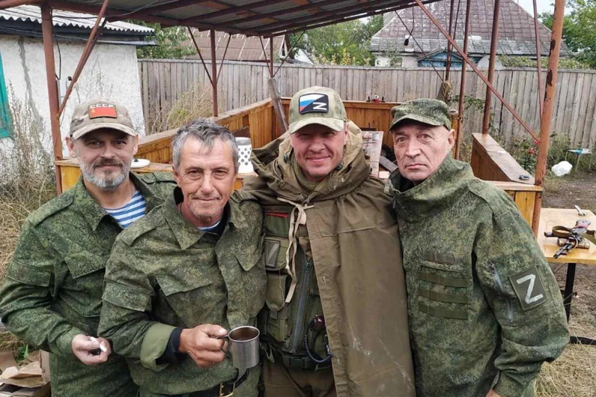    Командир группы разведки Игорь Носов (в плащ-палатке) и бойцы «БАРС-18».