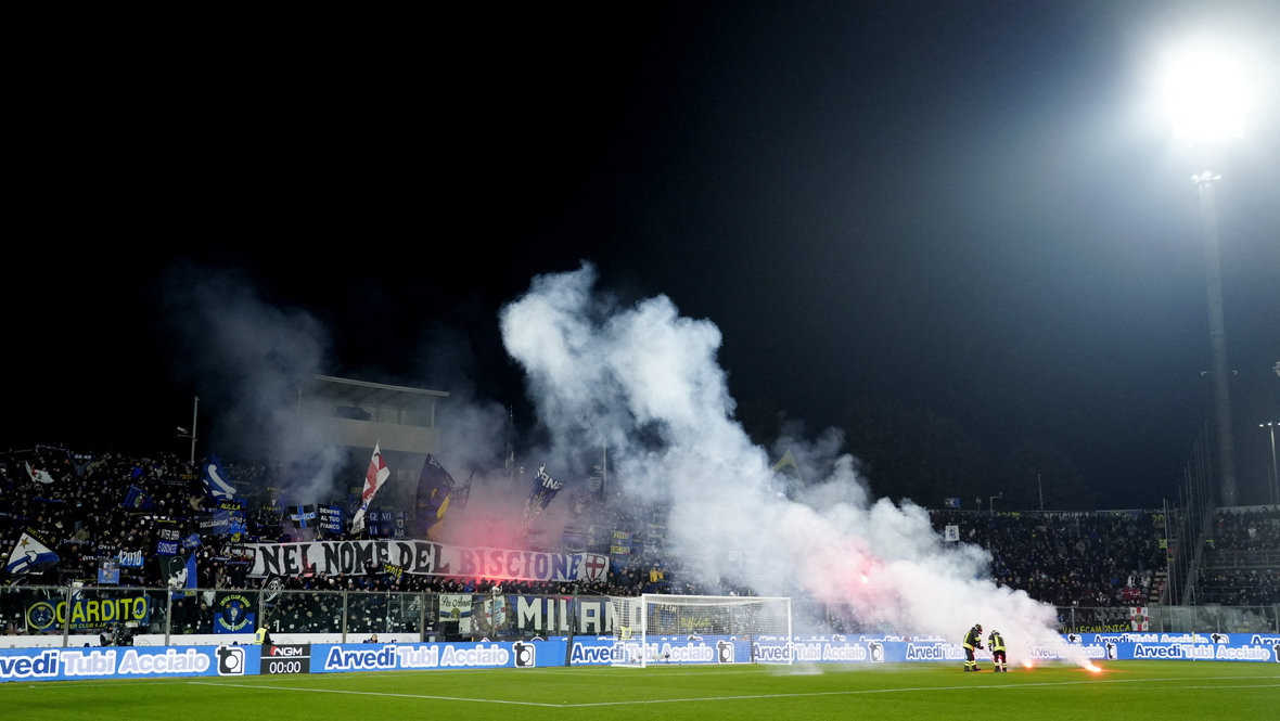    Фанаты «Интера» бросили петарду во вратаря «Кремонезе» Эмиля Аудеро. Reuters