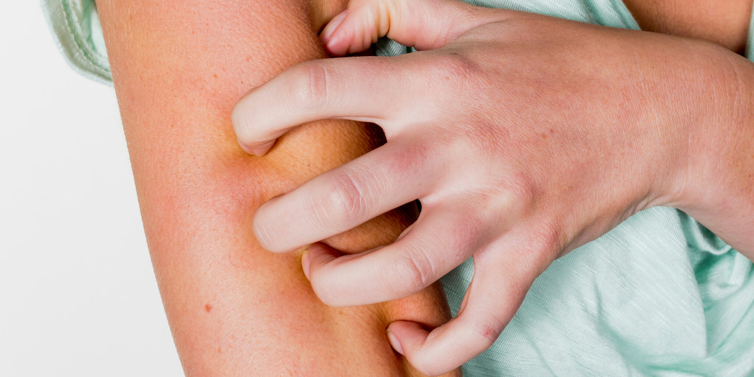 Постоянный зуд кожи без сыпи — как это связано с печенью