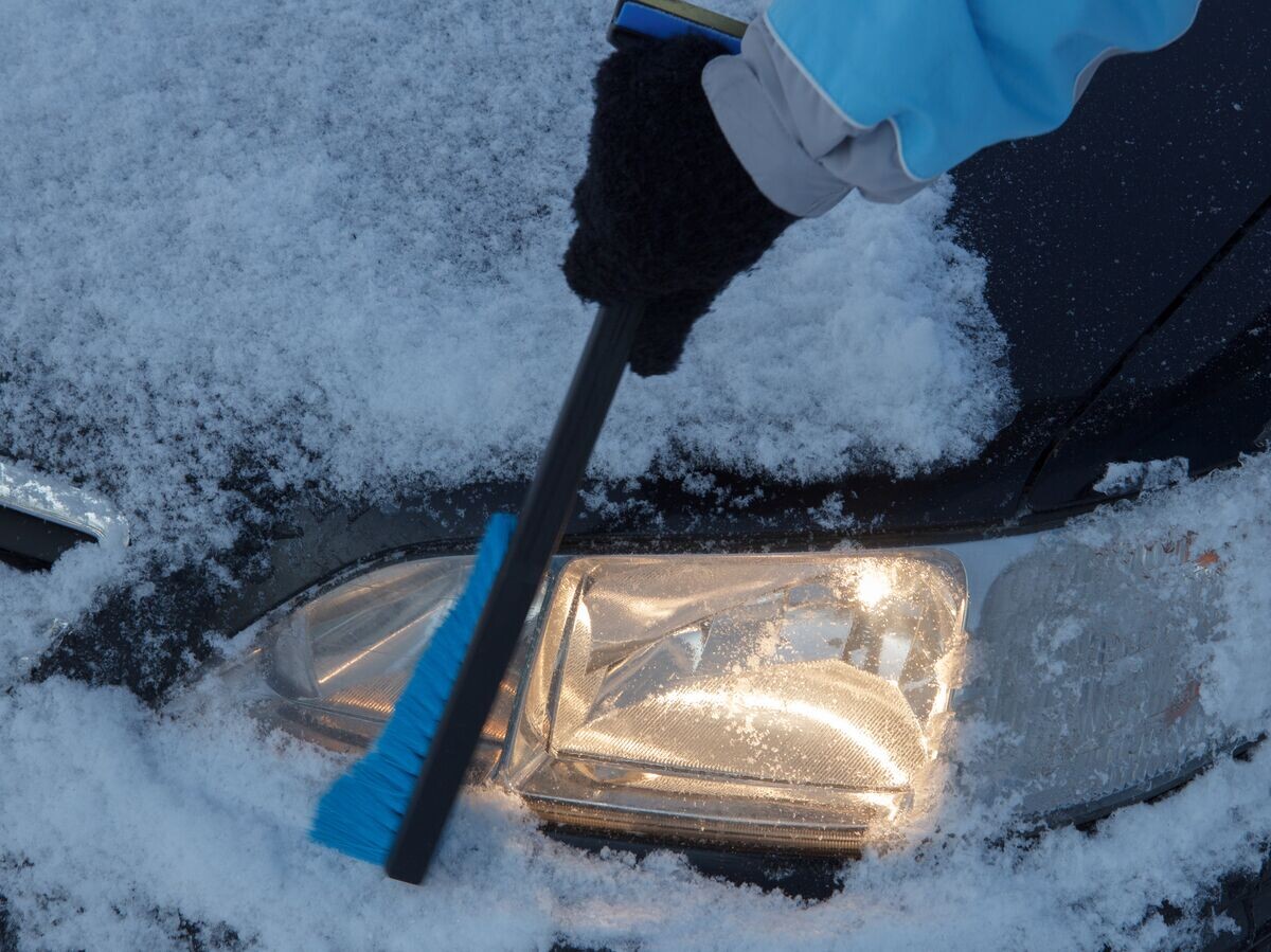    Очистка автомобиля от снега | © Fotolia / aigarsr