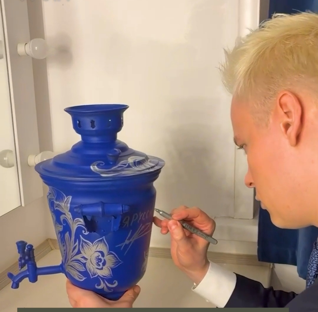 Ярослав ставит автограв на расписной самовар