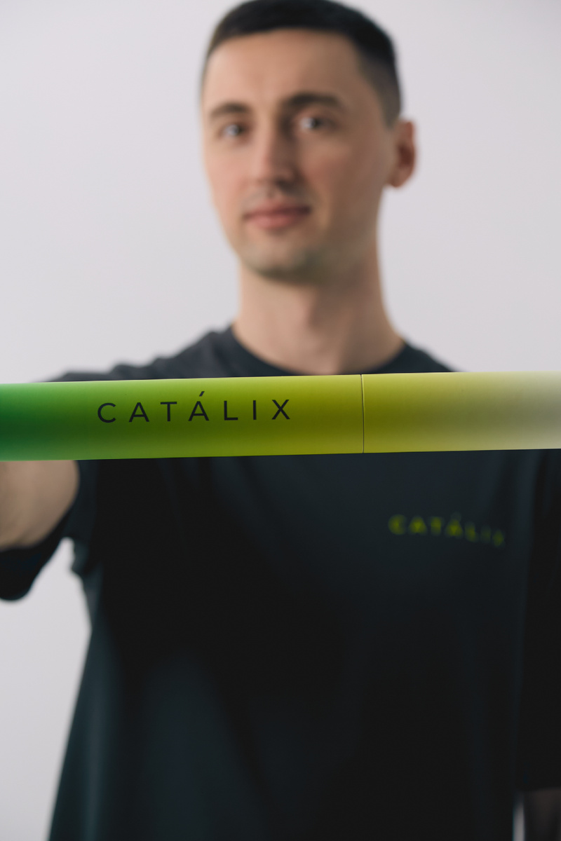 Основатель Catalix - Кордюк Петр с упаковкой тубусом к массажной палке Catalix900