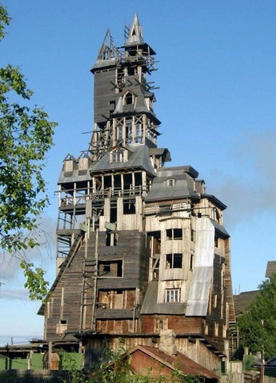 Деревянный небоскрёб Сутягина в Архангельске, 38 метров, строительство началось в 1992 году, полностьб сдание сгорело при пожаре в 2012-м