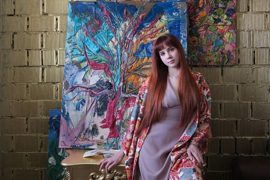 Екатерина Лебедева художник на фоне картины "Преобразование"