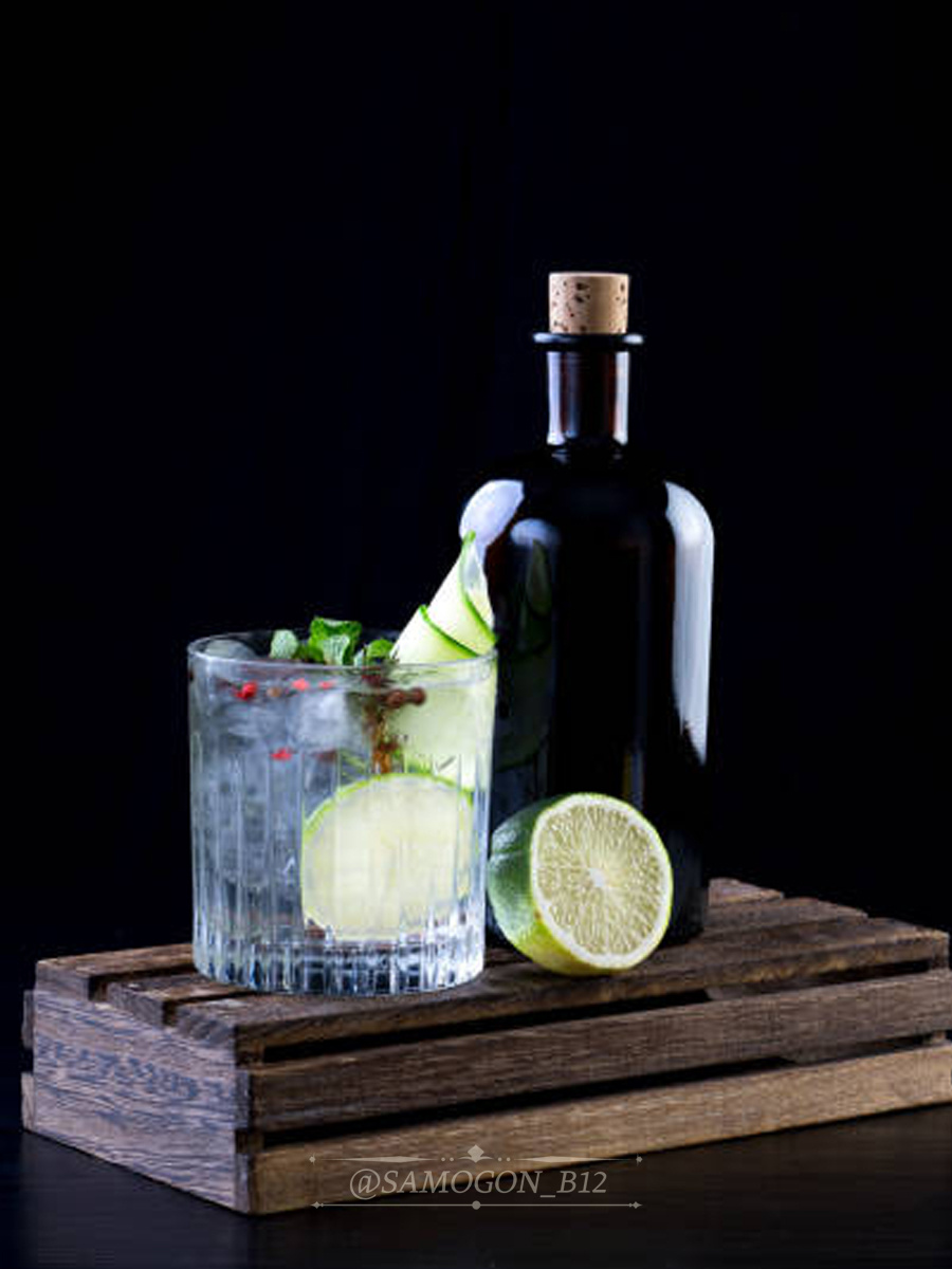 Красивый коллаж джин с коктейлем в качестве разбавления текста. Фото автора ©