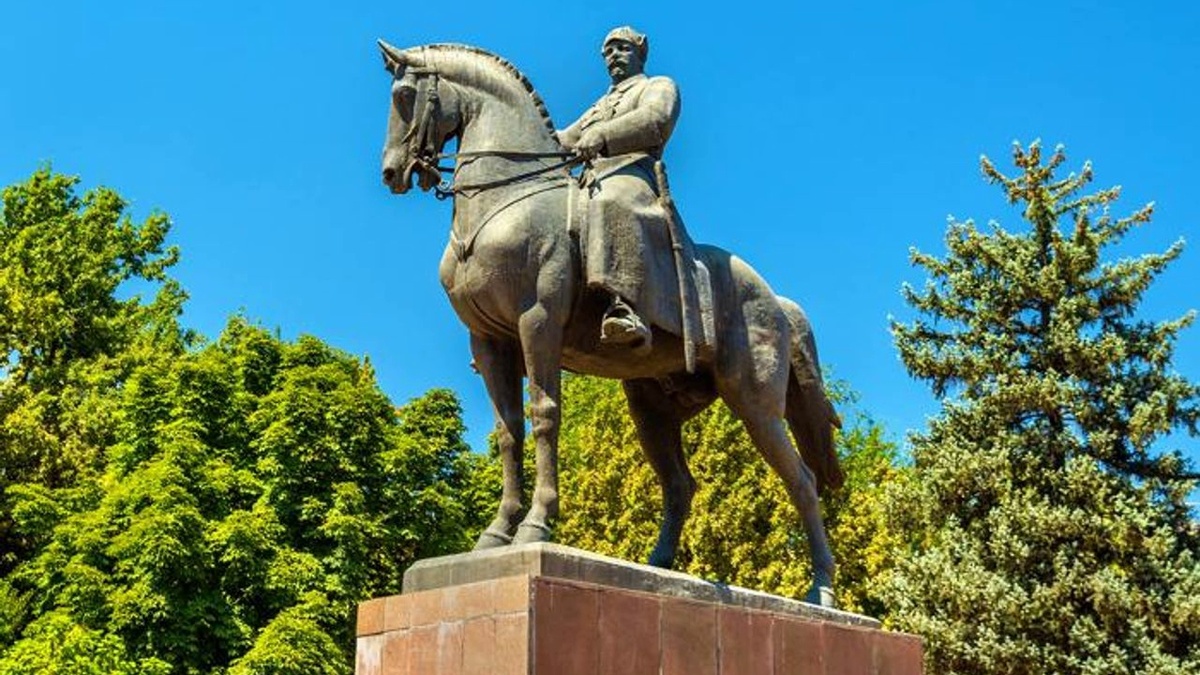 Памятник М. Фрунзе в Бишкеке