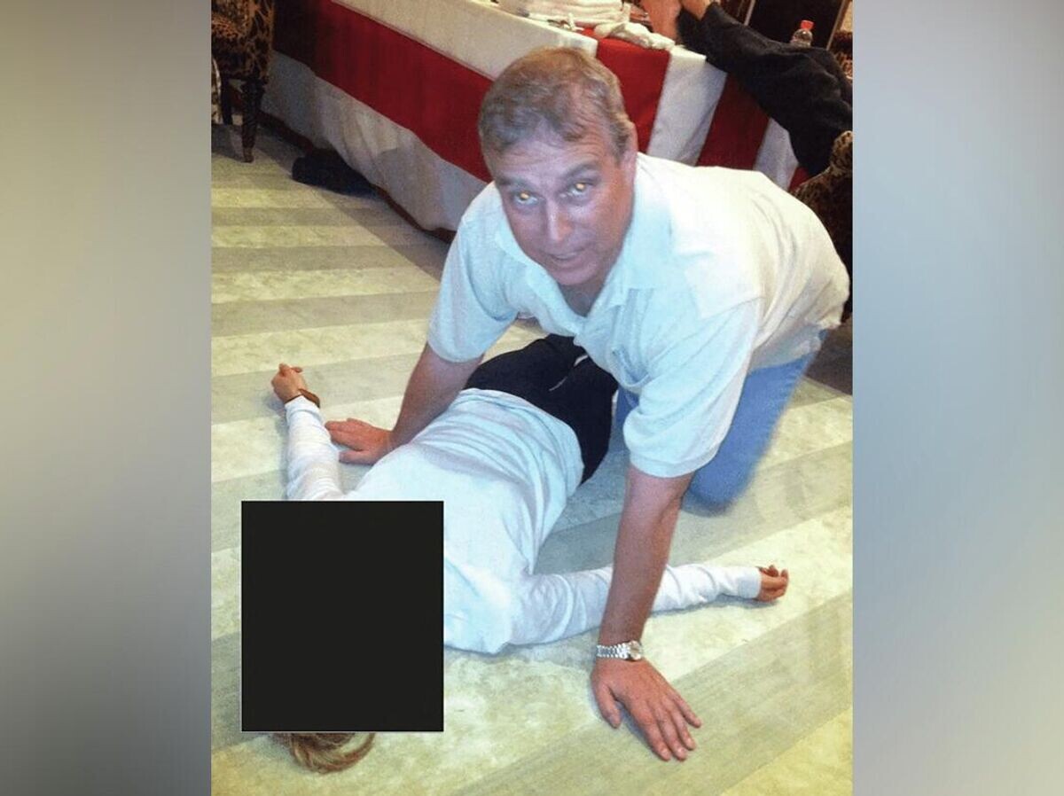    Британский принц Эндрю на фотографии, опубликованной Министерством юстиции США по делу Джеффри Эпштейна | © REUTERS / U.S. Justice Department