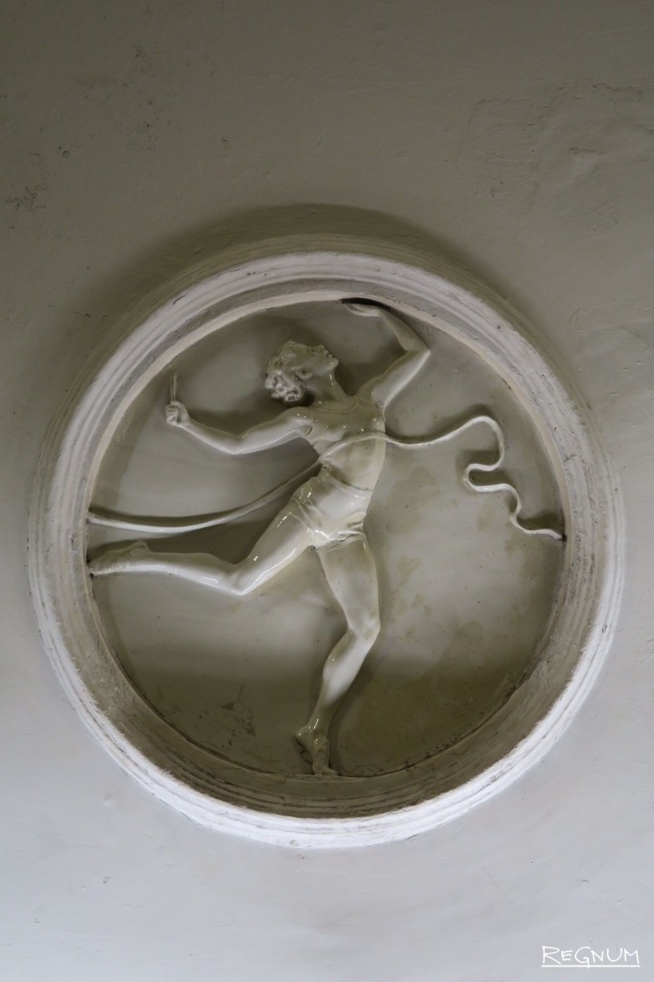    Дмитрий Чечулин. Барельеф «Художественная гимнастика», вестибюль станции метро «Динамо» / Источник: Николай Иванов © ИА REGNUM