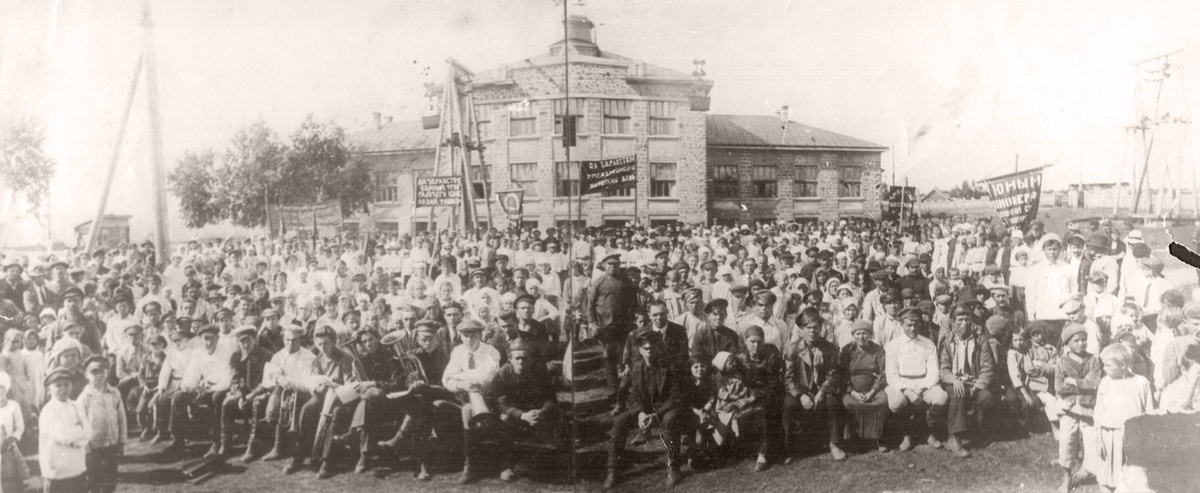 Интернациональный митинг 1 мая 1923 года на Кемеровском руднике. Из свободного доступа в интернете