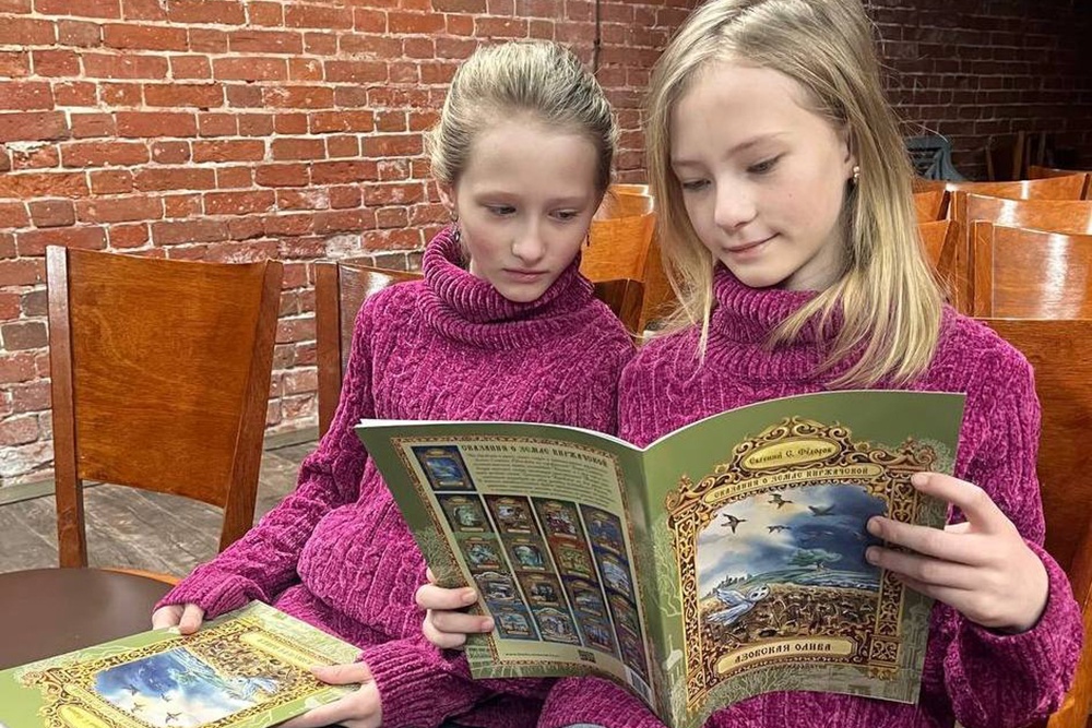    Вера и Рая Волковы из Киржача стали одними из первых читателей сказки с фронта "Азовская олива"./Елена Мелихова