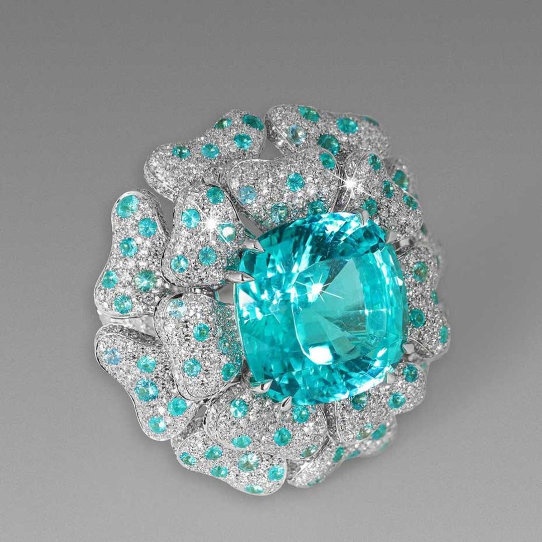 Кольцо David Morris Mozambique Paraiba Reef, инкрустированное турмалинами, похожими на параибу, общим весом 17,22 карата, и бриллиантами в оправе из белого золота.
