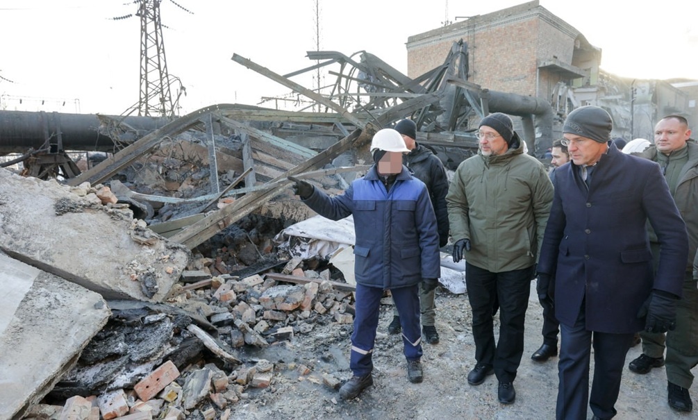    Генсеку НАТО Марку Рютте показывают руины одной из киевских ТЭЦ. Фото из телеграм-канала Дениса Шмыгаля, министра энергетики Украины