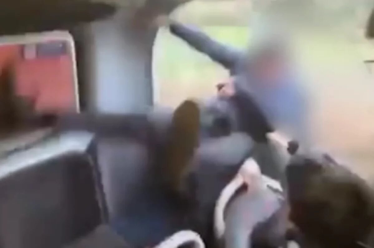    В Британии двое школьников выпали из движущегося двухэтажного автобуса