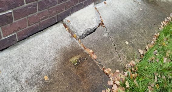 Это отмостка с проблемами